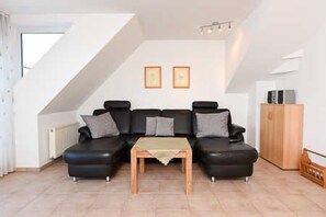 Wohnzimmer mit integriertem Küchenbereich