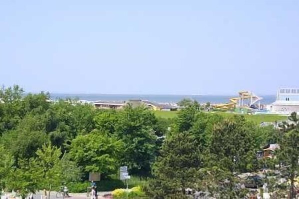 Aussicht vom Balkon auf Richtung Wellenbad und Strand auf die Nordsee