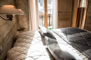 Chambre lit double balcon locations appartements chalets La Bresse