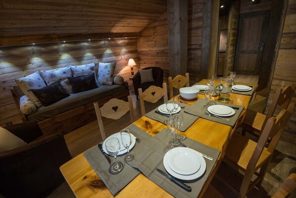 Canapé table appartement location été hiver randonnées La Bresse Vosges