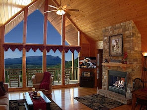 Enjoy the mountain view and fireplace (seasonal)