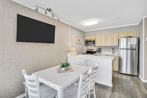 Dining/Kitchen area - Plenty of seating for 6 people at this bright beachy table.