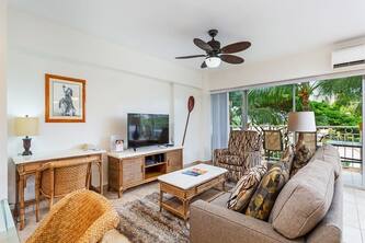 Touch the Palms! Island-Style Condo w/Free WiFi, Full Kitchen–Waikīkī Shore #316