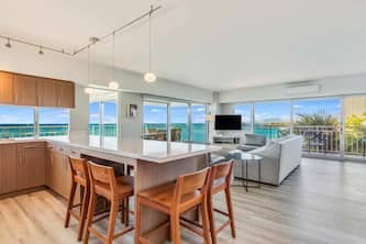 Luxe Life on the Ocean’s Edge w/Wraparound Lanai, Kitchen–Waikīkī Shore 500
