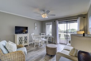 Ocean Dunes Villa 119 - Living area - This beautifully decorated Oceanfront villa has been totally renovated.