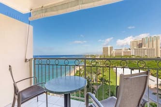Bright Ocean View! A/C, Kitchenette, WiFi, Flat Screen+More! Waikīkī Shore #1004