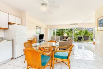 Charming Beach Suite w/Kitchen–Waikīkī Shore 416