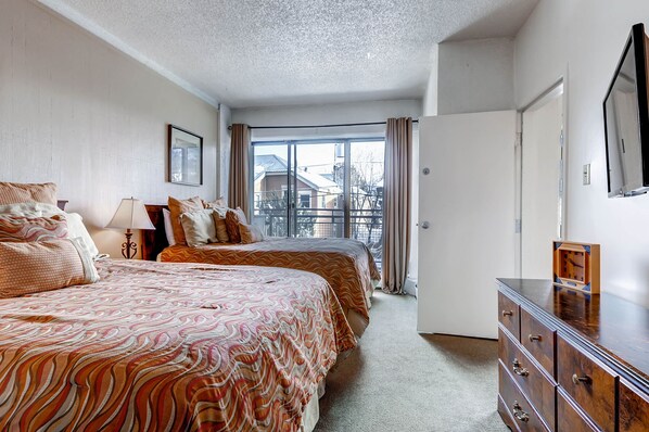 Two queen beds private balcony - Park City Lodging-Edelweiss 113B