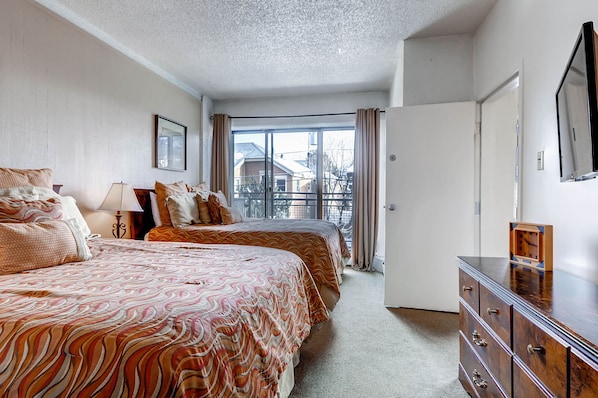 Two queen beds private balcony - Park City Lodging-Edelweiss 113B