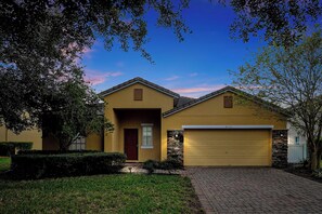01_Front_of_Home_1124