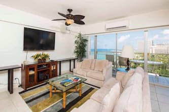 Home Away from Home w/Pacific View, Chic Kitchen, Free WiFi–Waikīkī Shore #1410