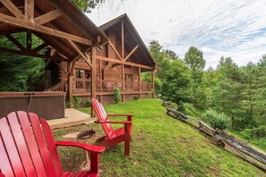 Buffalo Hollow exterior hot tub