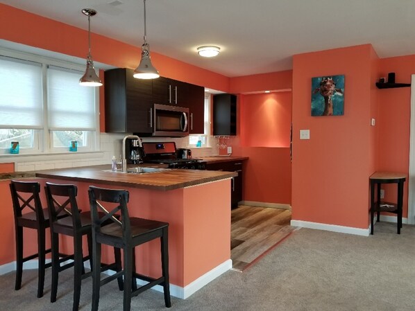 Great, bright condo with all new appliances!