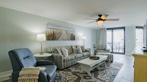 Phoenix VI 402 Living room