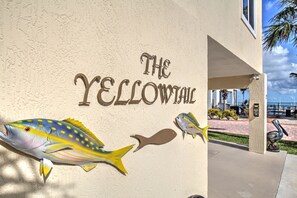 Luxury on the Gulf of Mexico!  Rooftop deck, elevator, Corona Tiki bar and more!