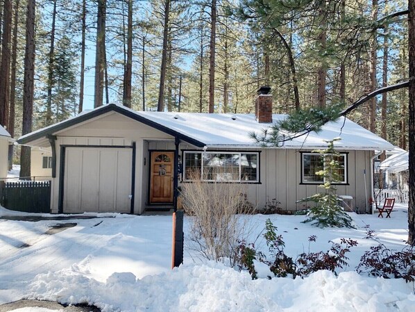 Snow covered Big Bear Cool Cabins, 3 Little Bears Cabin