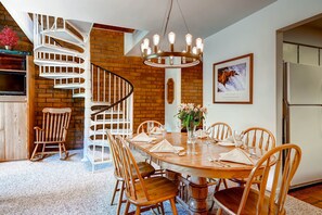 Dining table seating up to 8 - ParkCityLodging_SilverTown418_Masterliving_1