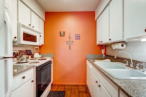 Full kitchen - ParkCityLodging_SilverTown418_Kitchen_1