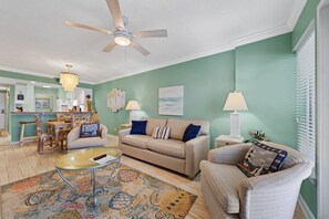 3 Boardwalk 986 Living Room