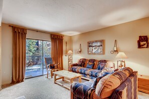 Bright open living room - Park Station Lodging - Park Station 120