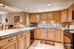 Full kitchen - Park City Lodging - Park Station 120