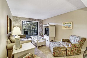 Xanadu D14 - Living room - Lovely furnishings and Travertine floors in this cozy one bedroom villa.