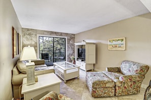 Xanadu D14 - Living room - Lovely furnishings and Travertine floors in this cozy one bedroom villa.