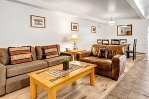 Sun Creek A7 offers a living room with comfortable furnishings.