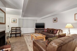 Sun Creek A7 offers a living room with a flat-screen TV and comfortable furnishings.