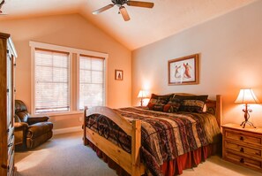 Main bedroom king bed - ParkCityLodging_TownPointe303B_MainBed_2