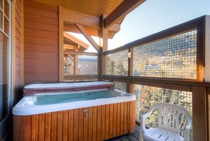 Private hot tub - ParkCityLodging_TownPointe303B_Hottub_1