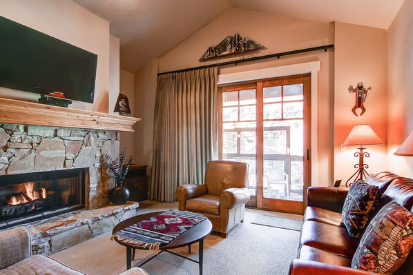 Comfortable living room large screen TV cozy gas fireplace sleeper sofa - ParkCityLodging_TownPointe303B_Living_1