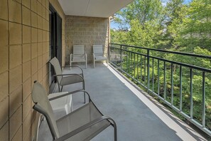 Balcony overlooking the river - The whole family will enjoy this large balcony that overlooks the river.