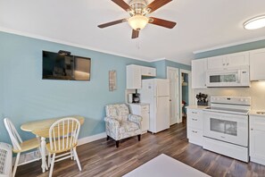 Kitchen Dining Area - Bright, coastal unit, with ceiling fan, large SMART TV and cozy dining area.