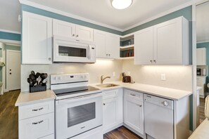 Kitchen - Light and bright updated kitchen