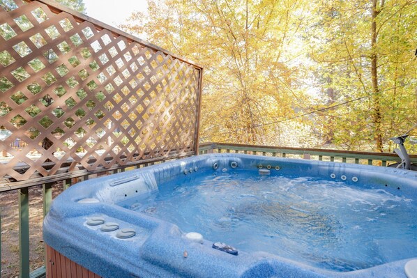 Outdoor spa tub
