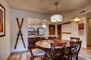 Park Station 140 has a dining room with seating for 6 guests.