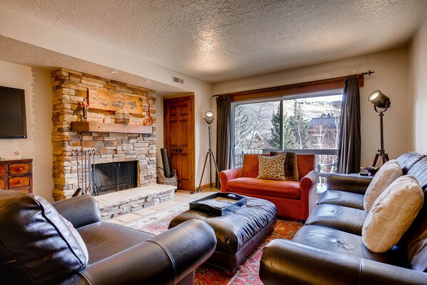 Park Station 140 has a cozy living room with leather couches and wood burning fireplace.