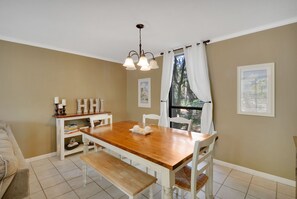 Dining area - Plenty of space for those family dinners or game night!