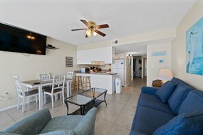 4 Island Winds 376 Living Room-Dining Area