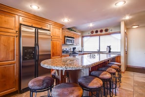 Counter seating 8 - ParkCityLodging_RacquetClub60_Kitchen_1