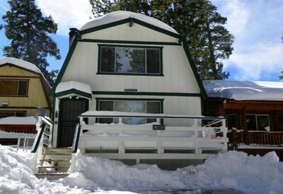 Snow covered Big Bear Cool Cabins, Bear N Tree front