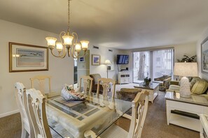 Dining area - Dining and living room area has plenty of space for your family.
