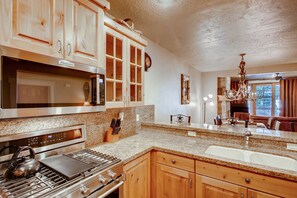Newly remodeled full kitchen