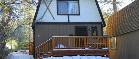 Snow covered Big Bear Cool Cabins, Little Brown Bear front