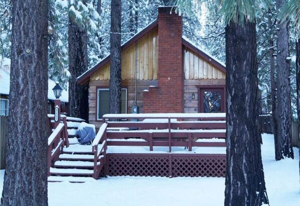 Snow covered Big Bear Cool Cabins, Cottage in the Pines front