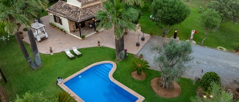 Vista aérea piscina y jardín