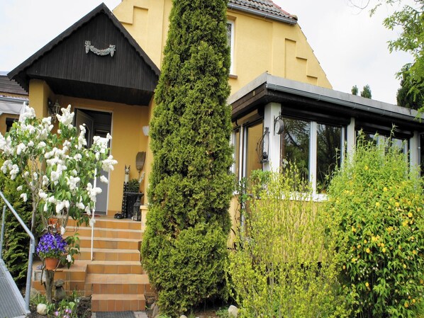 Stugans exteriör [sommar]
