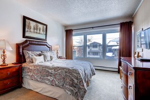 Queen bedroom - Park City Lodging-113A Edelweiss