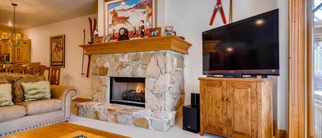 Cozy gas fireplace large screen TV - ParkCityLodging_TownPointeC302_LivingRoom4